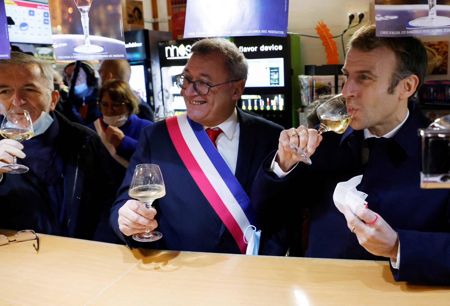 President Emmanuel Macron drakk et glass vin på café med ordfører Nicolas Sansu i byen Vierzon i desember. Å gå på café vil ikke bli mulig dersom man verken er vaksinert eller har hatt covid-19, om Macron får det som han vil.