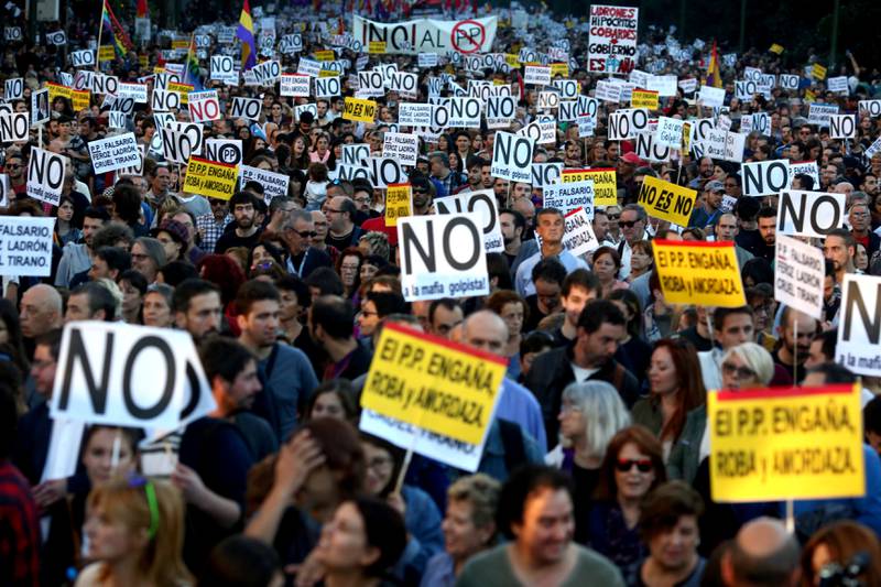 Mange spanjoler er imot at Rajoy blir statsminister igjen. Her fra demonstrasjoner i helgen. 