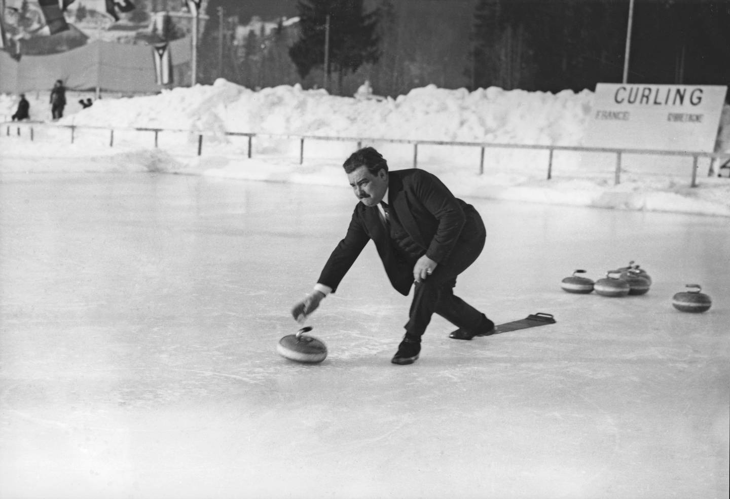 Franskmannen Gaston Vidal viser oss dresskoden i curling anno 1924.