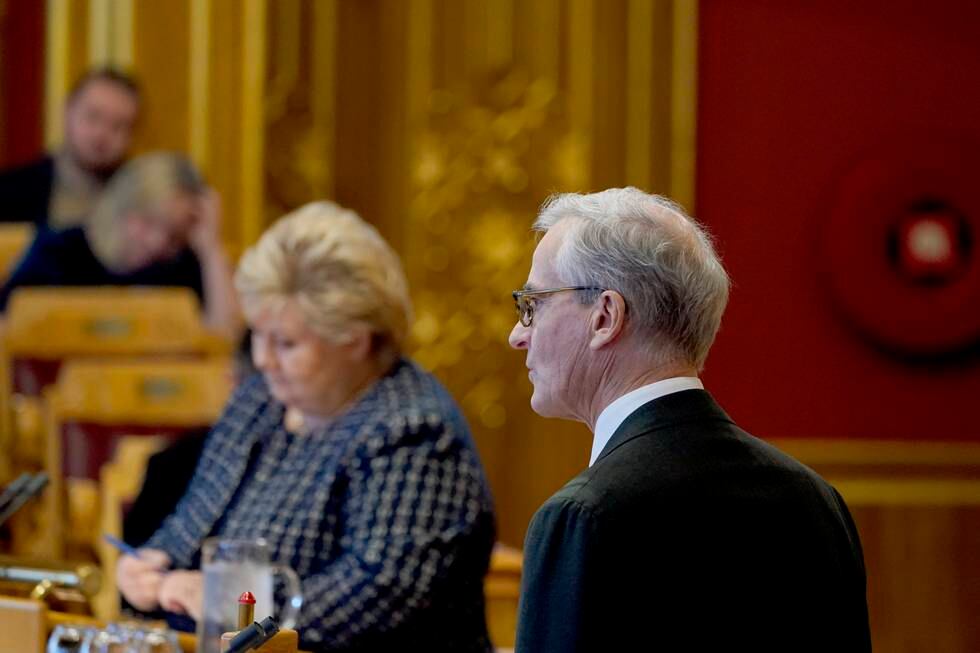 Høyres leder Erna Solberg og statsminister Jonas Gahr Støre (Ap), som deltar i sin første muntlige spørretime som statsminister, på Stortinget i Oslo onsdag.