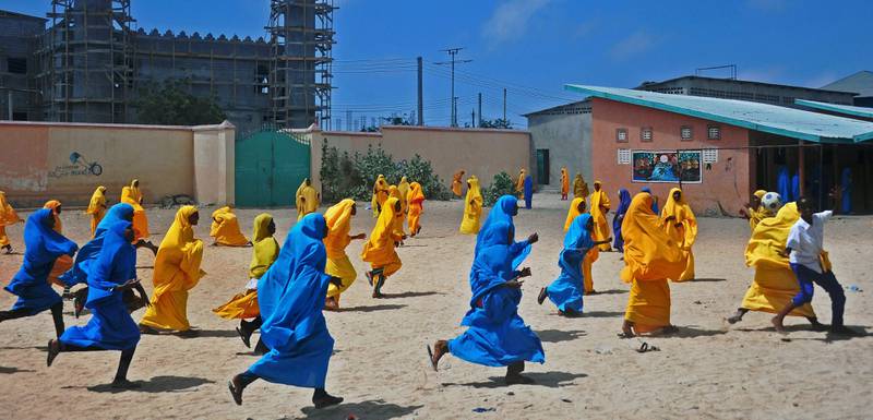 Antall jenter i skolen har økt. Her skolejenter i Mogadishu i Somalia som spiller fotball i lunsjpausen.