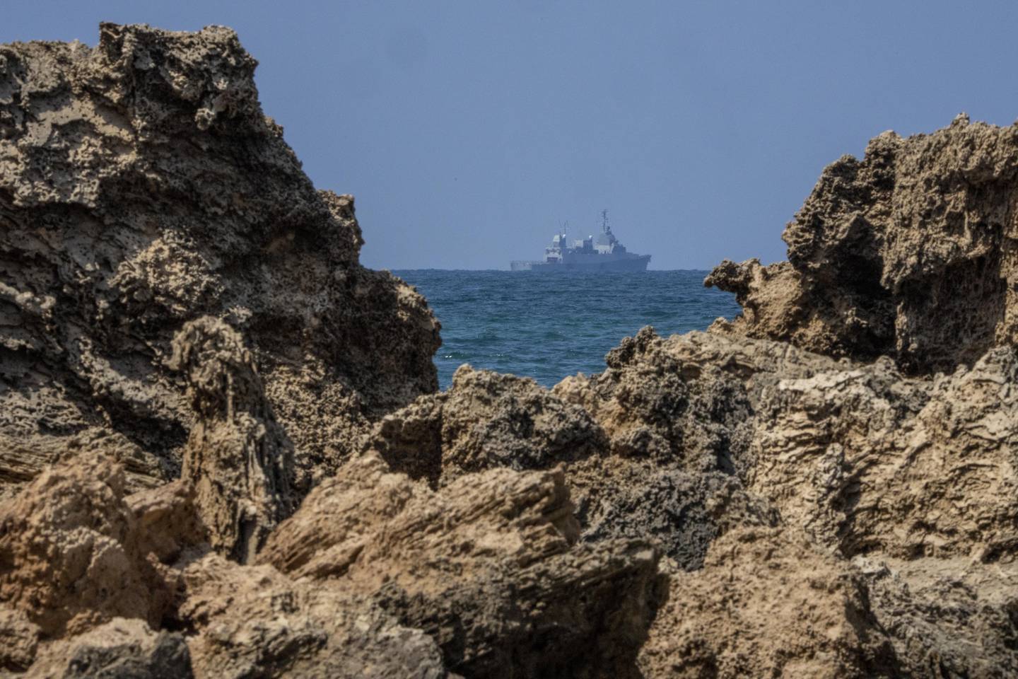Et israelsk marinefartøy patruljerer Middelhavet utenfor kysten av Hadera søndag.