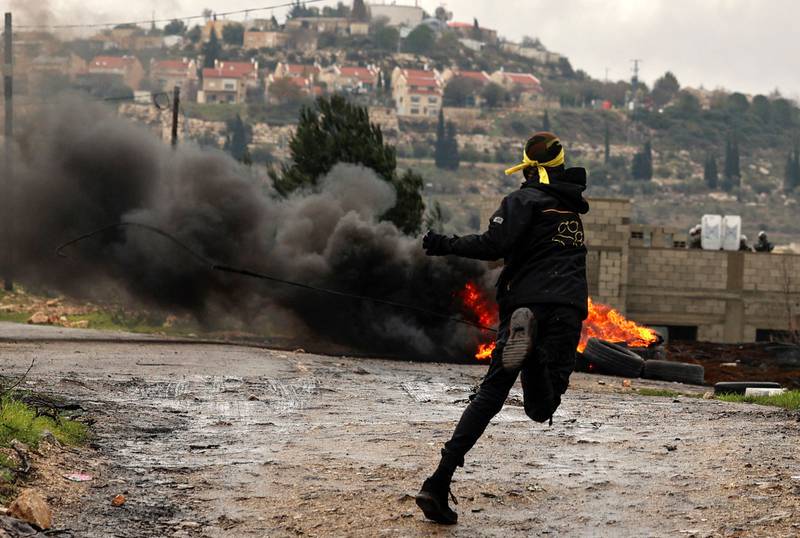 En palestinsk demonstrant kaster stein mot israelske sikkerhetsstyrker i en konfrontasjon på den okkuperte Vestbredden 28. januar i år. De palestinske myndighetene er nærmest forsvunnet, mener eksperter.