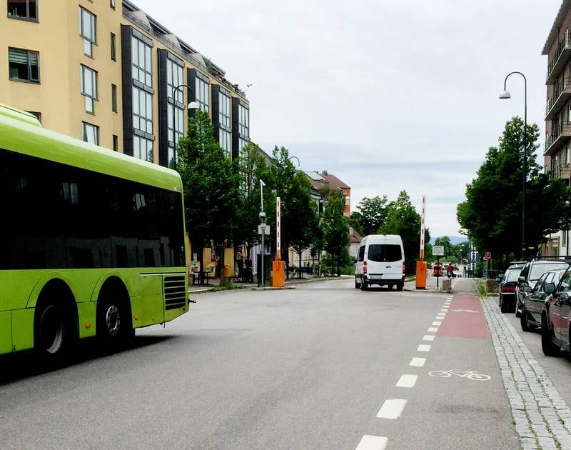 Bilister sniker, helt lovlig, gjennom bommen i Strømsveien på Galgeberg når den har åpnet for en buss. Det vil beboerne på Vålerenga ha slutt på.