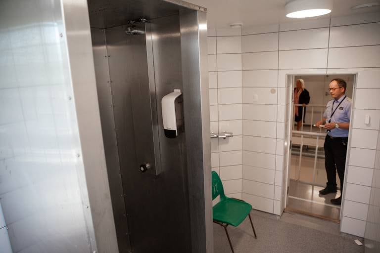 Innsatte må ut av cellene sine for å dusje. Den ene dusjen på avdelingen deles med 26 andre menn.
