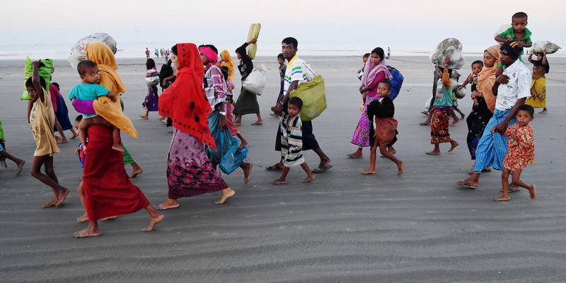 Rohingyaer som har flyktet til Bangladesh med båt, på vei til flyktningleirene.