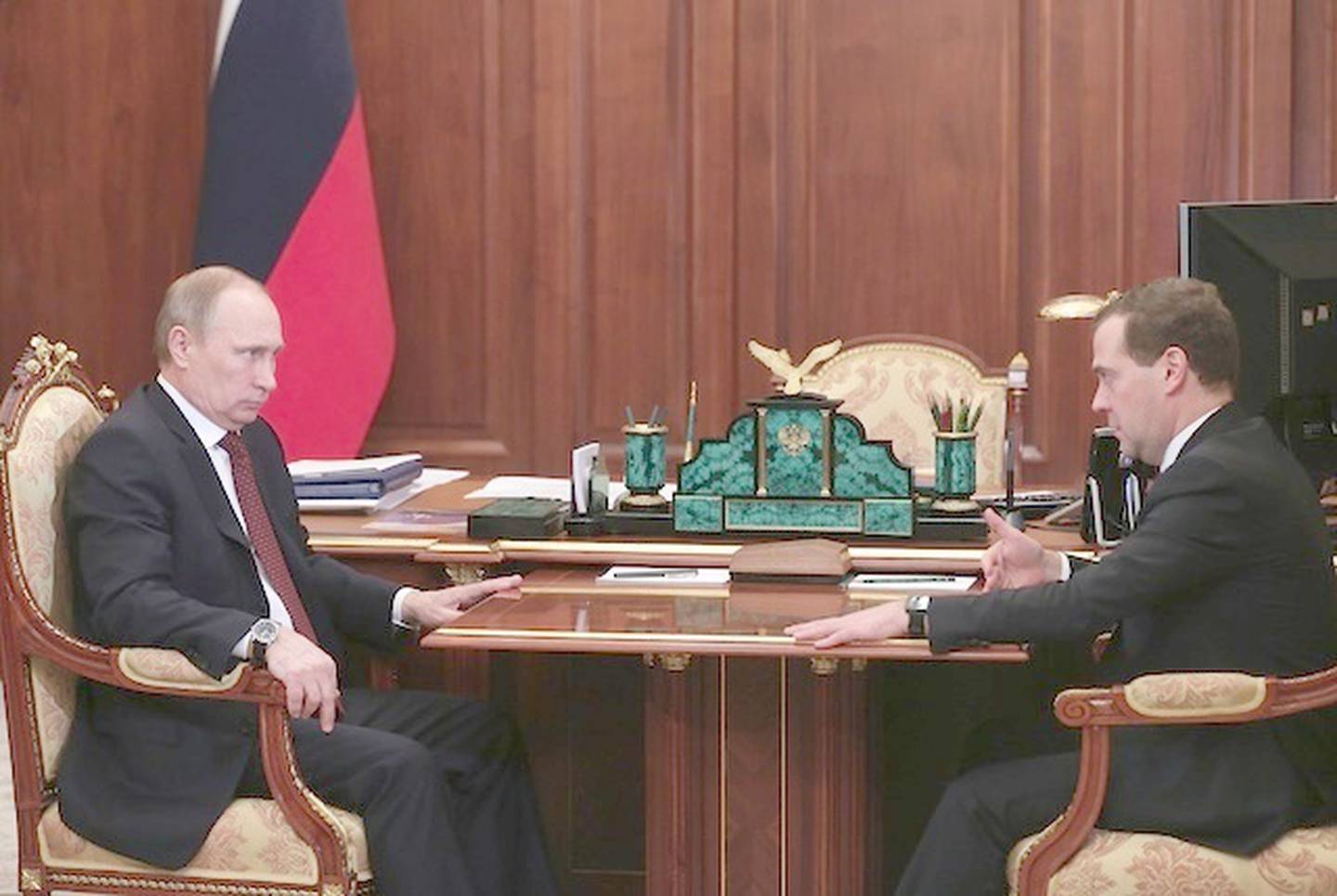 PRESSET: Vladimir Putin har mange fiender i Nord-Kaukasus. Her i samtale med statsminister Dmitrij Medvedev i Kreml 30. desember.