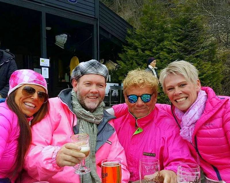 Påsken 2017: DJ Pete i kjent rosa stil og solbriller, fant gjester med samme rosa smak. Han lover fin musikk også i år.