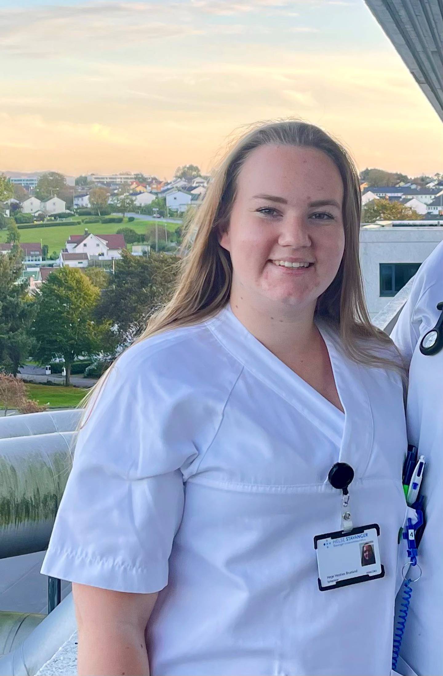 Hege Brueland jobber som sykepleier på hjerteavdelingen ved SUS, og var nyutdannet i 2020. Hun har opplevd hele 14 rentehopp etter at hun kjøpte sin første bolig.