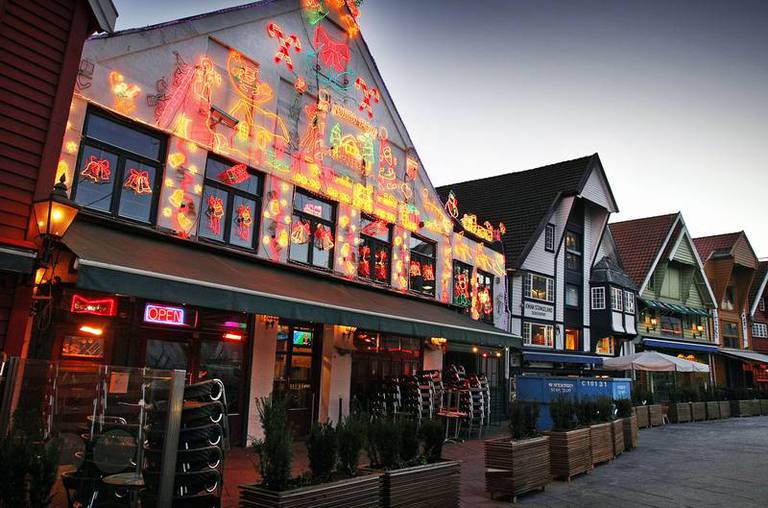 Julepyntet fasade på Beverly Hills Fun Pub på Skagenkaien i Stavanger.