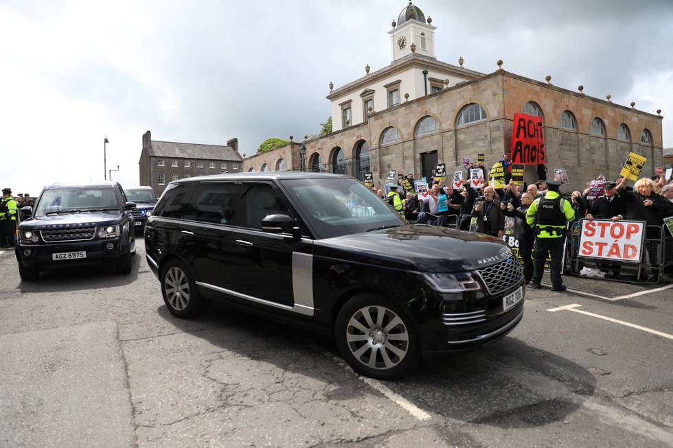 Demonstranter var på plass da statsminister Boris Johnson ankom Hillsborough Castle i Belfast for å møte nordirske politikere. Johnson truet igjen med å bryte brexitavtalen med EU som han mener er skyld i den politiske krisen som hindrer dannelsen av en regjering i Nord-Irland. Foto: Peter Morrison / AP / NTB