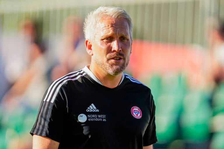KFUM Oslos trener Jørgen Isnes etter å ha fått rødt kort  under 1. divisjonskampen i fotball mellom KFUM og Start på KFUM Arena.