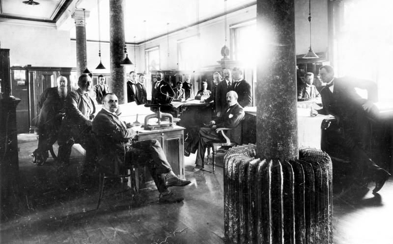 Funksjonærer og ingeniører på tegnekontoret ved Myrens verksted i 1897. Sittende til venstre er Andreas Jensens sønn, Anders Werner Jensen, ved hans høyre side Jens Jensens sønn, Harald Jensen.