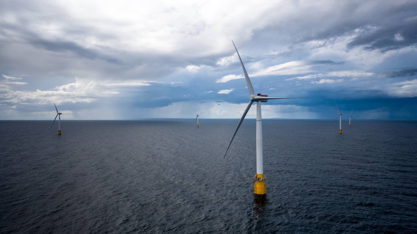 Havvind kan i økende grad bidra til energibalansen i årene framover. Storbritannia og EU har alene en mål om å bygge ut 100 gigawatt havvind innen 2030. Det tilsvarer en kraftproduksjon på 400 terrawattimer i året, opplyser Lene Mostue i Energi21. Bildet viser noe av Equinors Hywind Buchan vindmølleanlegg.