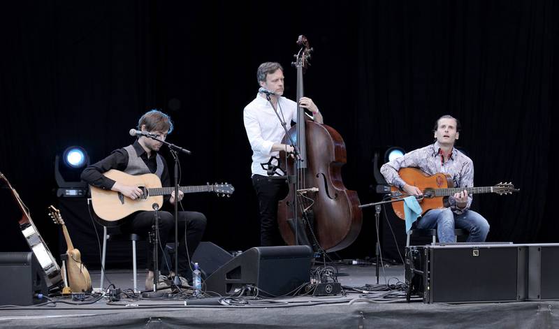 Lillebjørn Nilsens faste trio Trio Seresta med Marius Graff, Kjetil Aasen og Stevje Sandlie.
