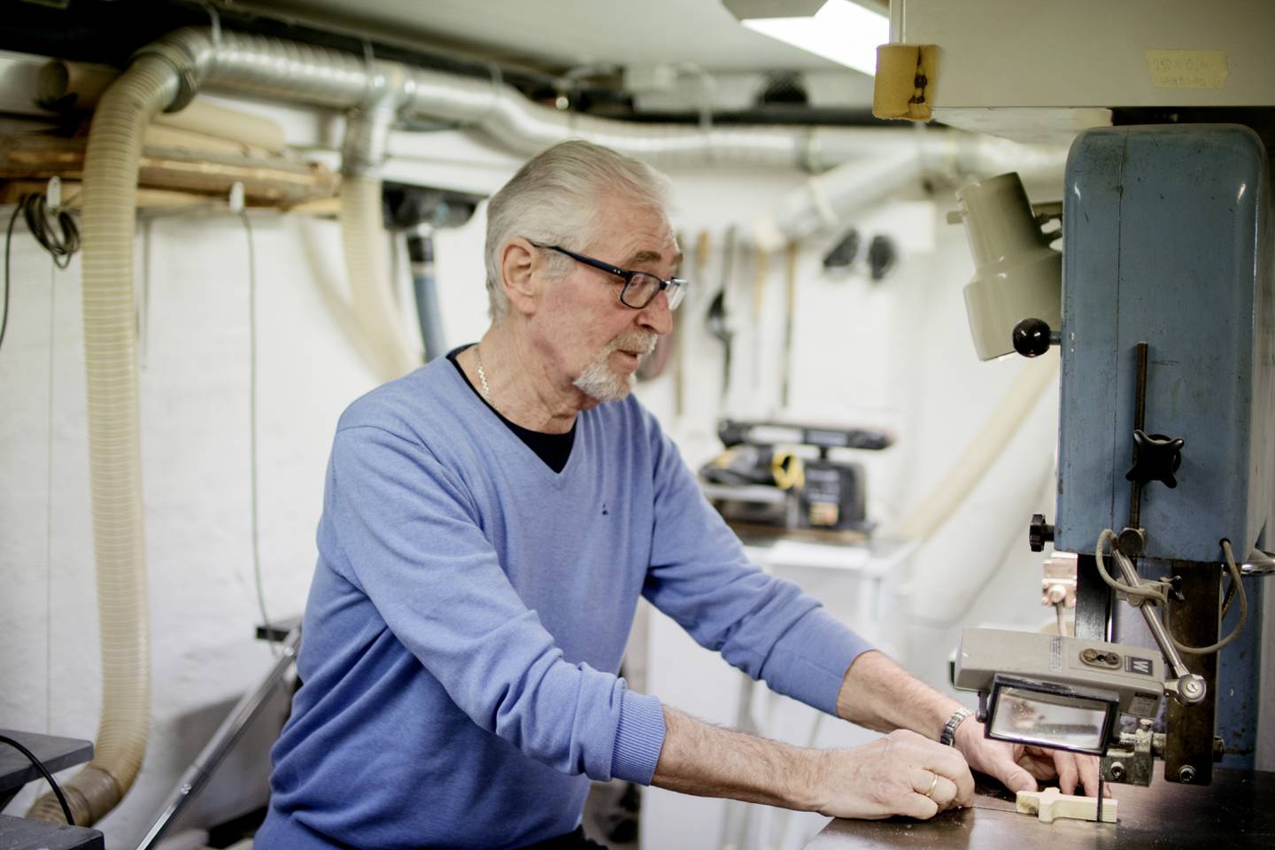 Arild Hov (72) er frivillig, og leder snekkerverkstedet på Ensjøtunet Omsorg+ i Oslo.