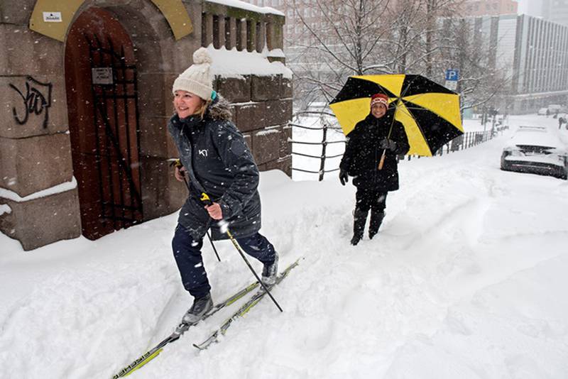 SKI FRA EKEBERG: Tale Storvik spente på seg skiene og gikk på ski til jobben i snøværet. FOTO: MIMSY MØLLER