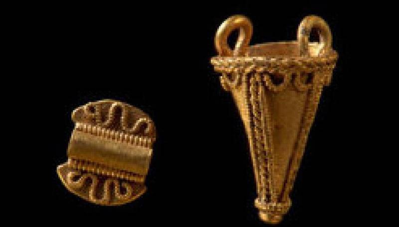 Dette hengesmykket av gull ble funnet på Gjellestad i Halden. Det er datert til yngre romertid-folkevandringstid.