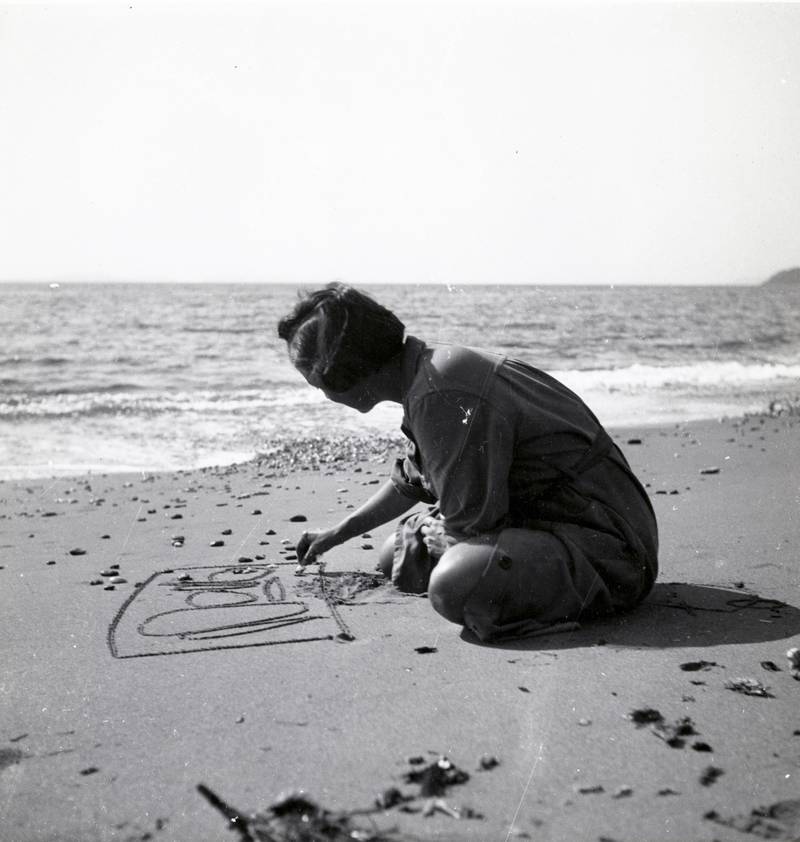 Anna-Eva Bergmans bilder er abstraksjoner av naturopplevelser. Her har ektemannen fotografert henne på stranden i 1953. FOTO: HANS HARTUNG/NASJONALMUSEET