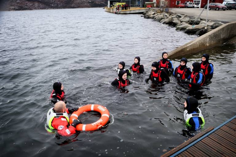 Onsdag var klasse 9B ved Kannik skole på Redningsselskapets kurs Trygg i Vann, kurs i selvberging og livredning i sjø.