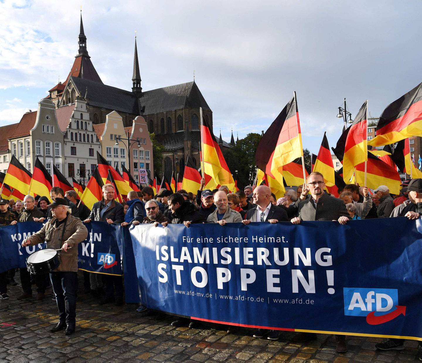 AfD: Det innvandringsfiendtlige partiet Alternativ for Tyskland har vokst kraftig de siste to årene. I september arrangerte de en demonstrasjon mot «islamisering» i byen Rostock øst i Tyskland. FOTO: NTB SCANPIX