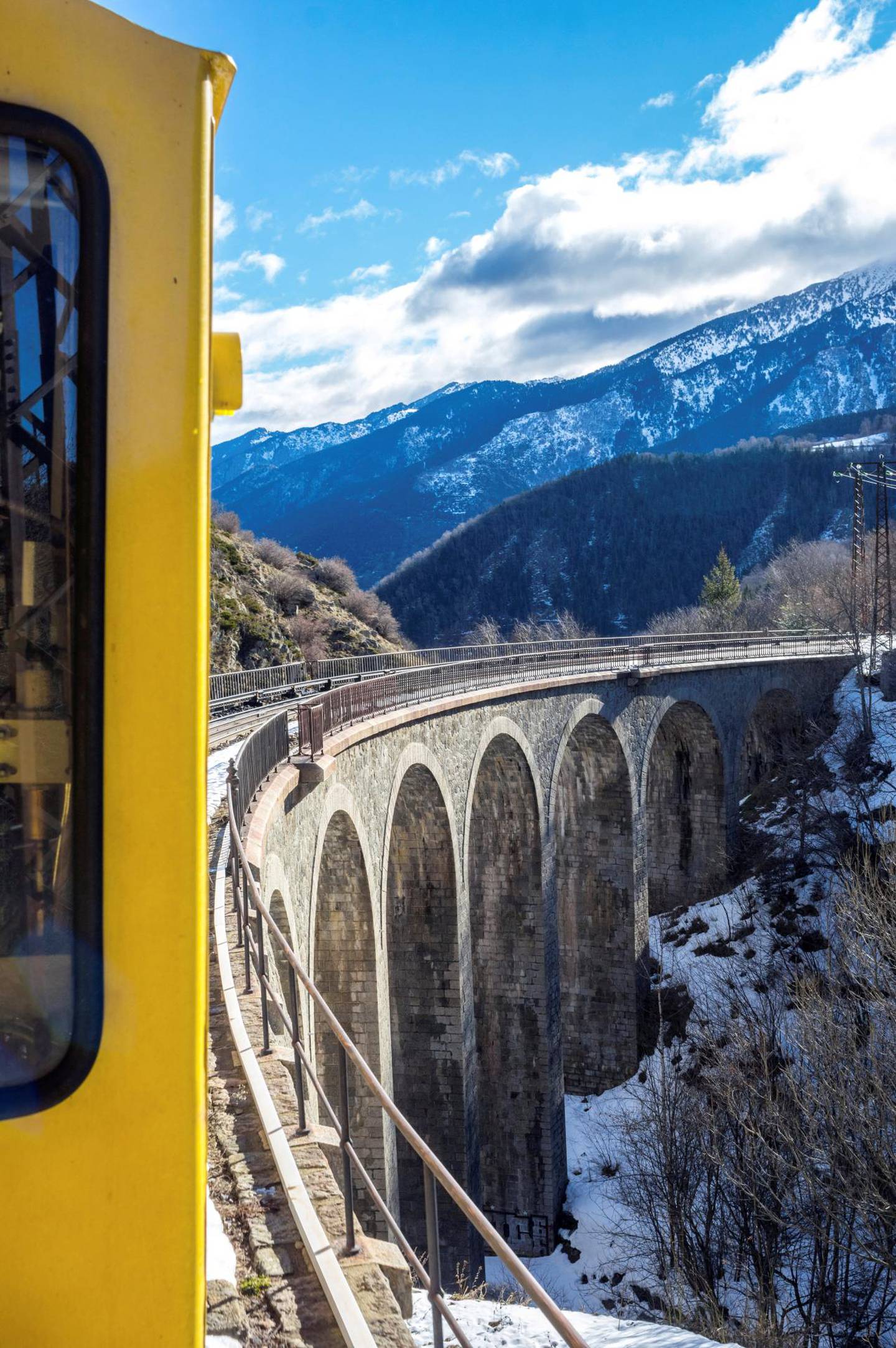 Petit Train Jaune (det lille gule toget) i Pyreneene byr på en av de vakreste turene på kontinentet, også vinterstid. Foto: Shutterstock/NTB scanpix
