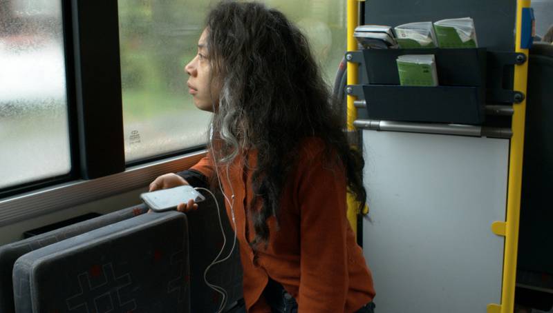 Filmen «Grønland – Makedonien» av Marte Aas er utstillingens sterkeste verk. Den stillferdige filmen følger en ung kvinne på bussruten fra Rykkin til Oslo bussterminal og tilbake. STILLFOTO FRA VIDEO: MARTE AAS