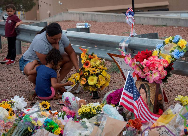 Blomster, lys og kort legges ned i El Paso. 20 mennesker ble skutt og drept på et kjøpesenter. FOTO: Mark Ralston/NTB scanpix
