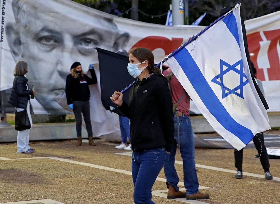Demonstranter i Tel Aviv protesterer mot koalisjonen mellom Benny Gantz og Benjamin Netanyahu, som de mener truer demokratiet. Ifølge Netanyahus plan skal Israel 1. juli starte prosessen med å annektere deler av den okkuperte Vestbredden.