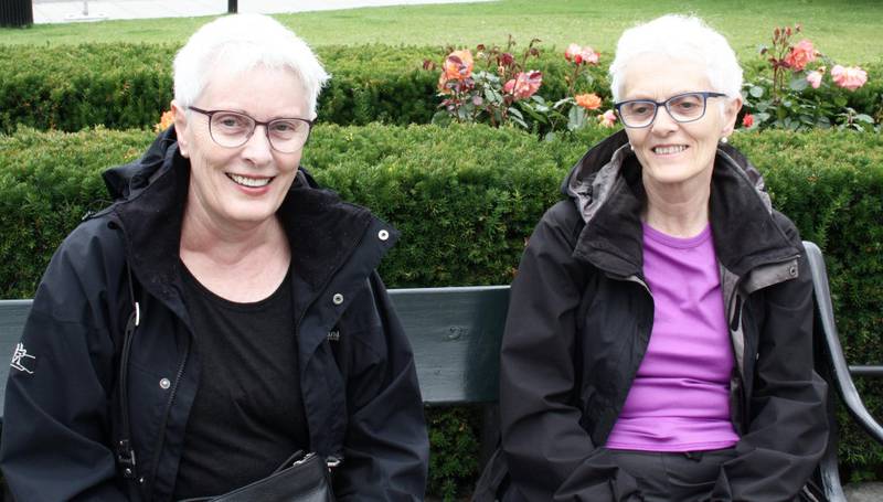 – Det var ikke sånn når vi var unge, forteller søstrene Else Jorunn Hunna (67) og Ingjerd Strand (65).