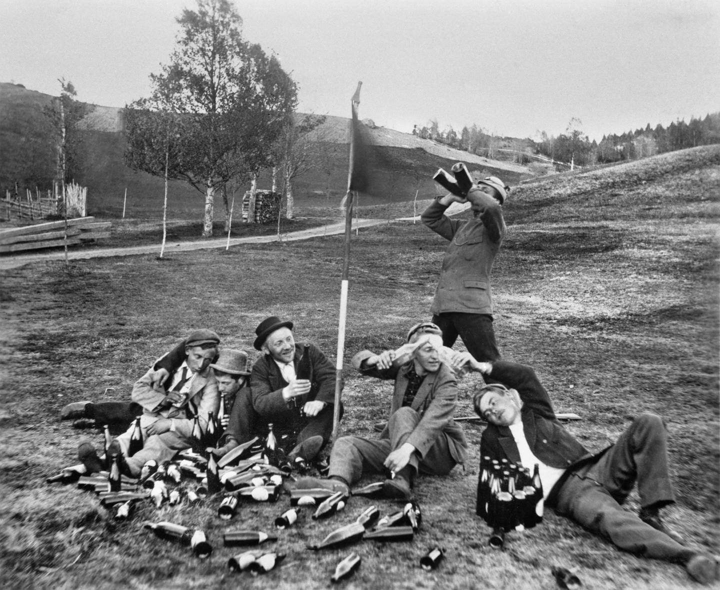 Sterke sosialpolitiske krefter kjempet for totalavhold, og i årene 1916-1926 var det brennevinsforbud i Norge. Bildet viser et drikkelag fra 1897.