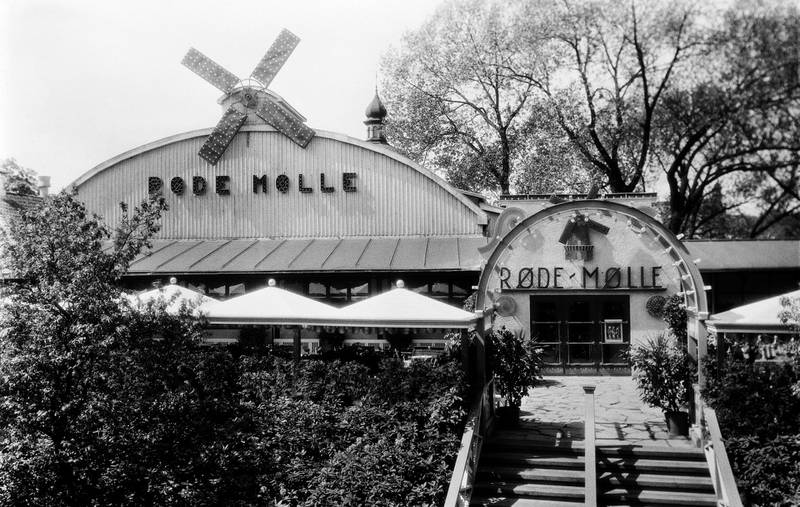 Restaurant Den Røde Mølle i Tivoli var inspirert av franske Moulin Rouge og introduserte jazzmusikk for publikum i Oslo. Foto av inngangspartiet fra ca. 1930.