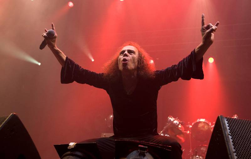 OSLO 20090604: Ronnie James Dio i  bandet Heaven and Hell i aksjon på scenen under torsdagens konsert  i Oslo Spektrum.
Foto: Terje Bendiksby / SCANPIX .