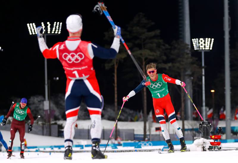 Martin Johnsrud Sundby tar i mot Johannes Høsflot Klæbo til Norges tolvte OL-gull i Pyeongchang.