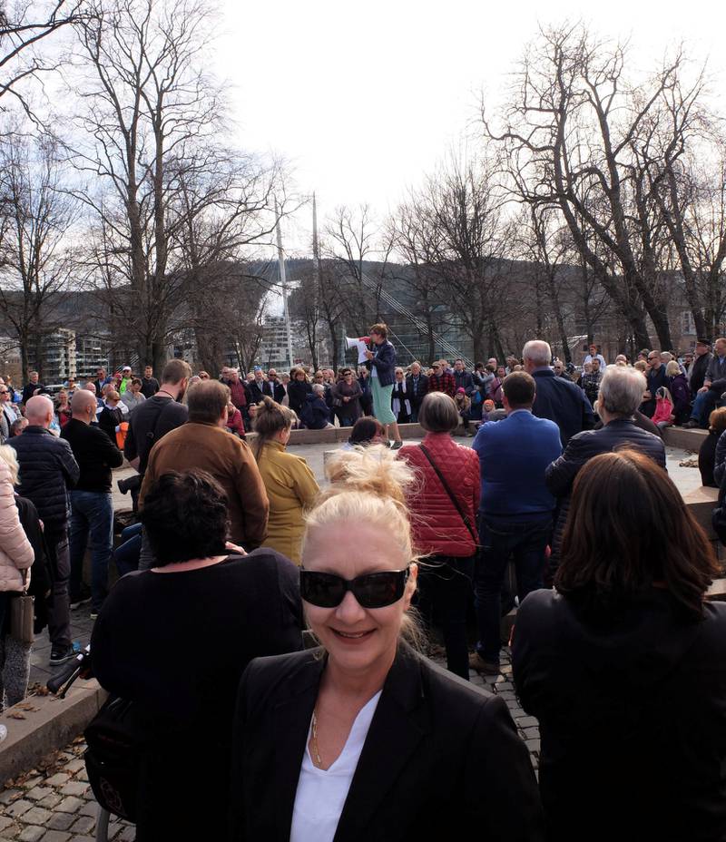 Færre: Gro Nyhus lot seg ikke skuffe over at det var mindre oppmøte enn ved fakkeltoget i 2017. Hennes koordinering av flere grupper har stimulert en aktiv debatt på Facebook og i media. FOTO: KATRINE STRØM