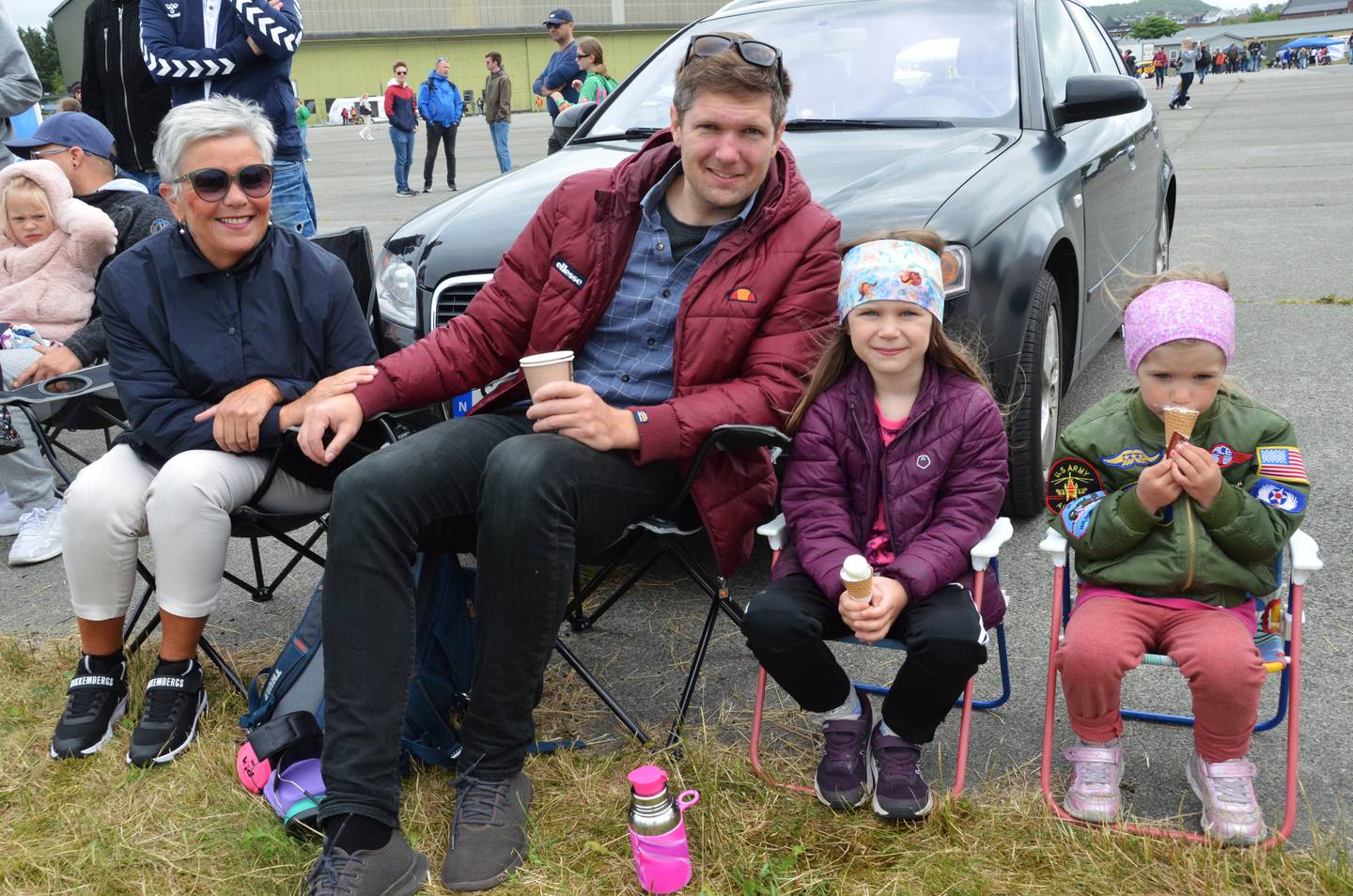 Flyfamilie: Synnøve, Helene er sammen med pappa Lars Heskje og farmor Ellen Heskje for å se på farfar som kjører Fielser Storch og Piper Super Cub.