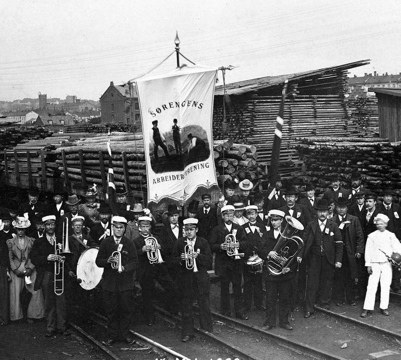 17. MAI 1899: Sørengens arbeiderforening klare for 17. mai-feiring. FOTO: ARBARK