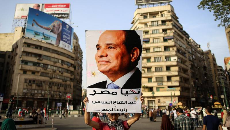 Partier som støtter president al-Sisi er ventet å vinne parlamentsvalget, der blant annet Det muslimske brorskapet er erklært forbudt. Her fra presidentvalget i fjor der al-Sisi (på plakaten) fikk 97 prosent av stemmene. FOTO: MOHAMED AL-SHAHED, NTB SCANPIX