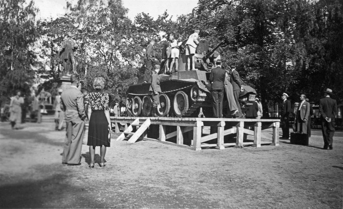 Tysk krigsutstilling i Studenterlunden 22. august 1941. Barn leker på de utstilte tanksene.