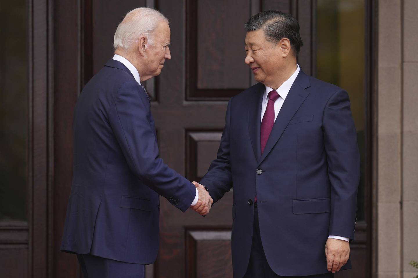 President Joe Biden og Kinas president Xi Jinping håndhilser under onsdagens toppmøte på landstede Filoli i Woodside i California. Møtet er det første ansikt til ansikt på noe over ett år. Foto: Doug Mills / The New York Times via AP / NTB