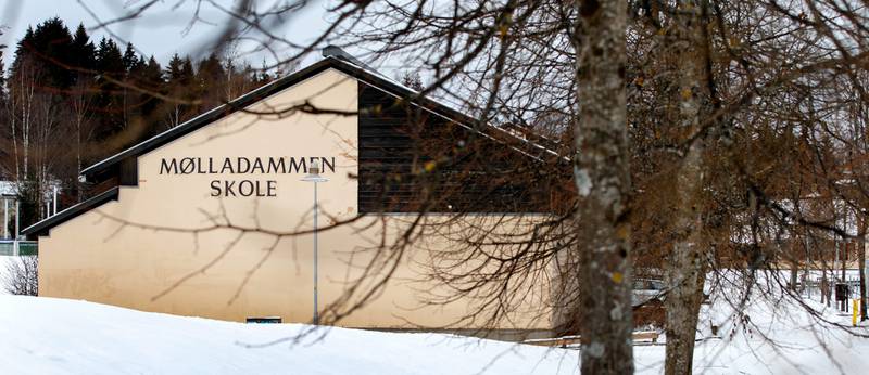 25. september var siste dag før høstferien og siste dag på Mølladammen ungdomsskolen i Bærum for den døde 13-åringen.  FOTO: NTB SCANPIX