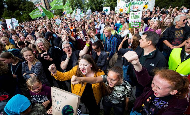 BRØLTE: Rundt 8.000 møtte opp i Oslo for å brøle mot Stortinget for å få fortgang i klimapolitikken. I tillegg ble det arrangert klimastreik rundt 40 steder landet over. Foto: Berit Roald / NTB scanpix