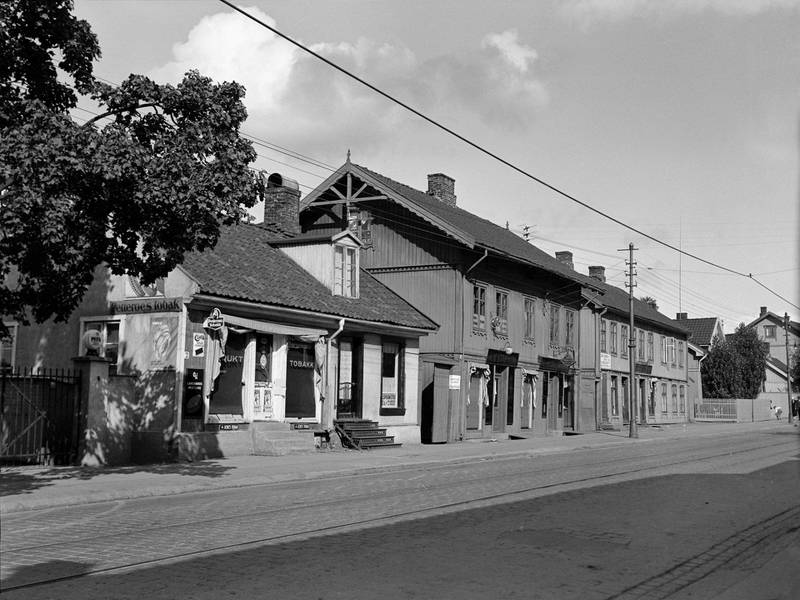 Strømsveien 2-6, september 1935. I nummer 2 lå Anna M. Johannessens frukt- og tobakksforretning til venstre, og til høyre var det pelsverksted som til og med tok på seg reprasjon og montering av rever