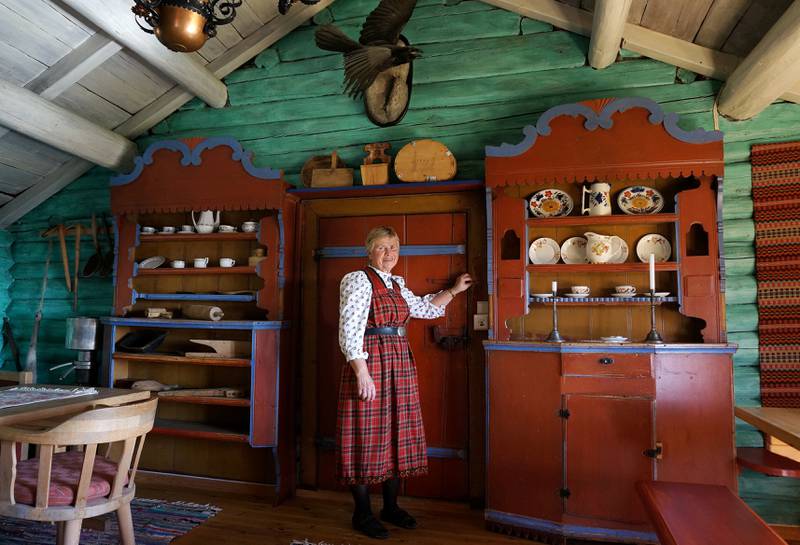 Anne Ulsaker har pusset opp den gamle stølsbua i nostalgisk stil. Her kan en stor familie fint overnatte.
