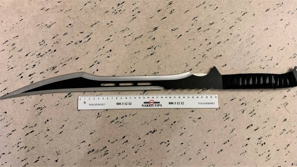 Kniv med 50 centimeter langt knivblad beslaglagt ved Svinesund tollsted 24. november 2021.