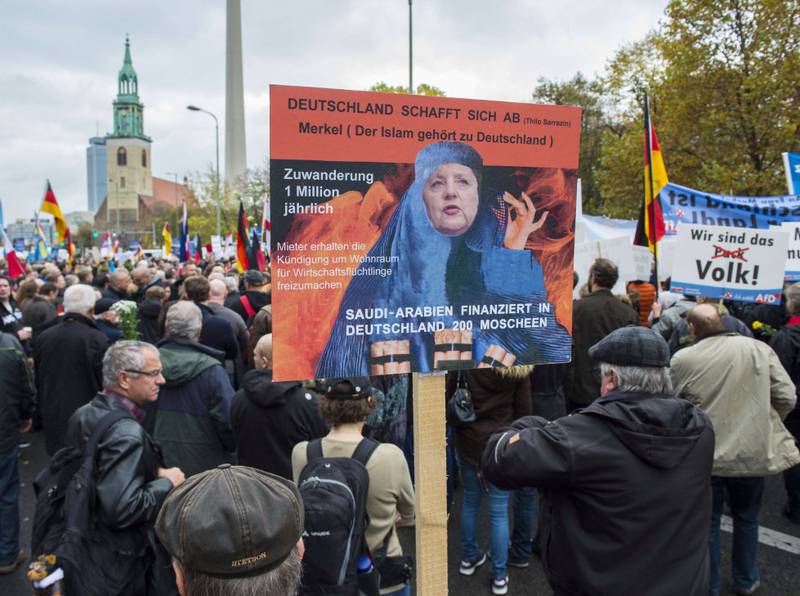 Tilhengere av ytrehøyrepartiet Alternativ for Tyskland raste over at Merkel lot Tyskland ta imot så mange flyktninger. 