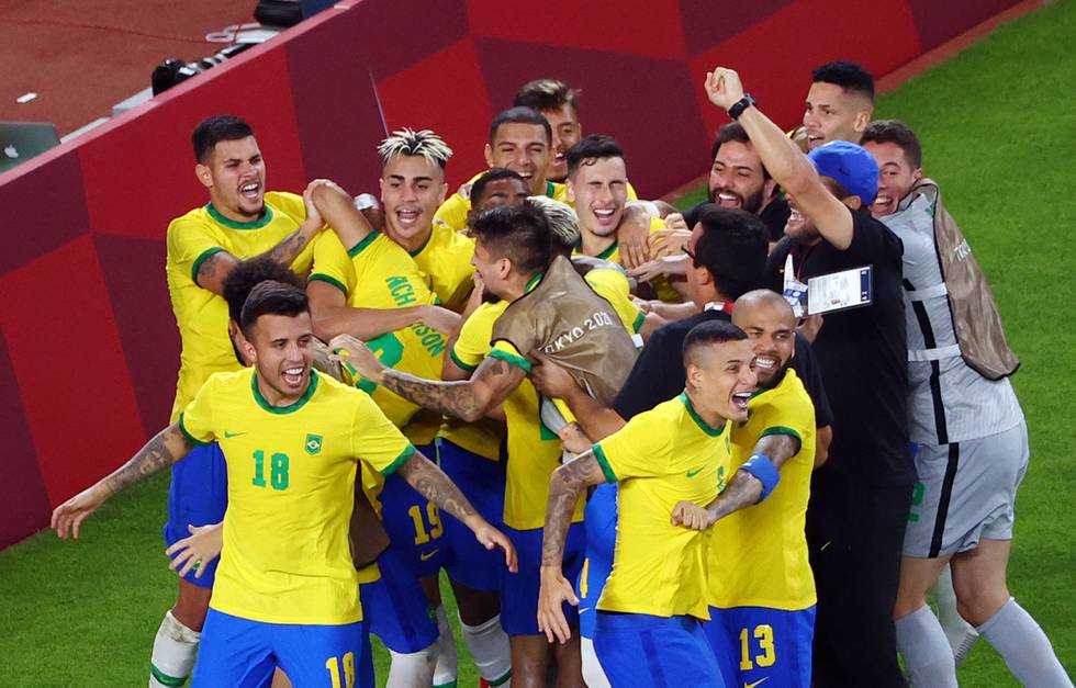 De brasilianske spillerne jubler etter å ha sikret seg finalebillett i OL med å slå Mexico på straffespark.