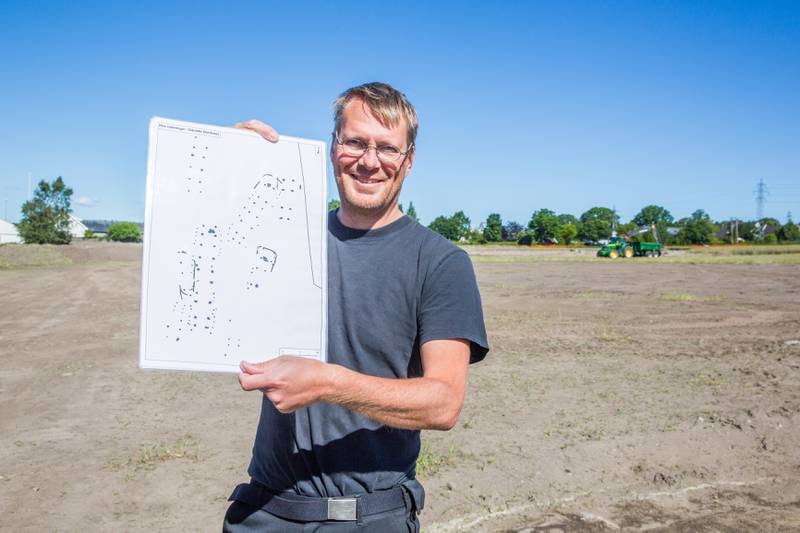 Prosjektleder Lars Erik Gjerpe med en tegning som viser noen av husene de har avdekket så langt. Han tror de vil finne flere.