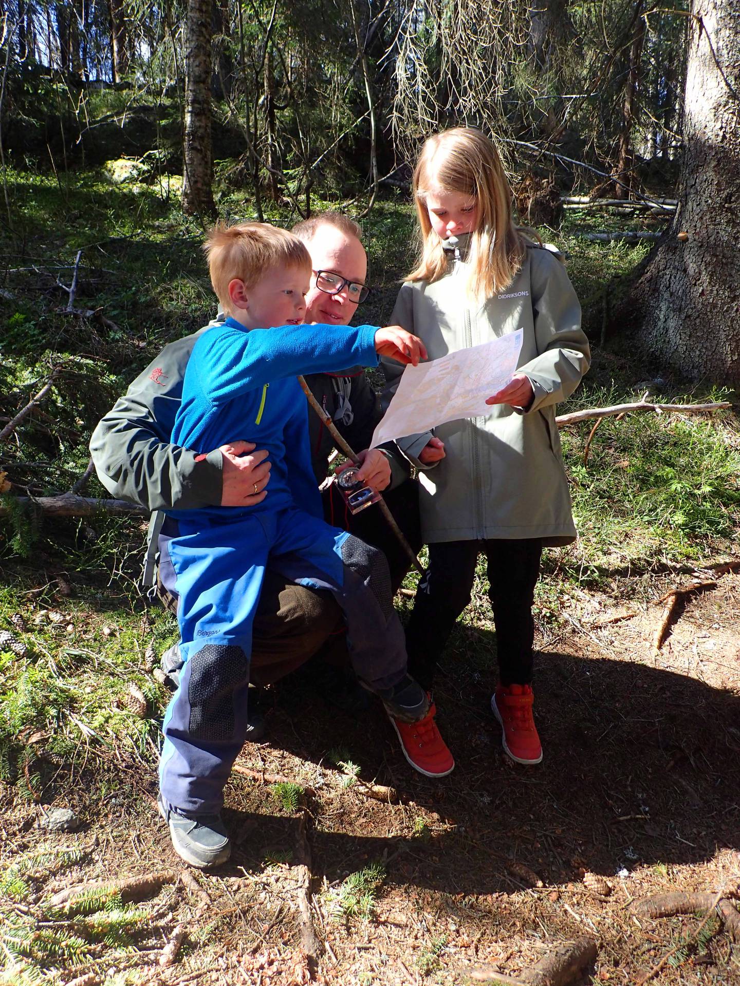 Magnus Opsand (40) mener turorientering er en flott aktivitet for hele familien, her på postjakt i Konerudmarka sammen med barna Sindre (5 ) og Cecilie (9). 08.05.21-796