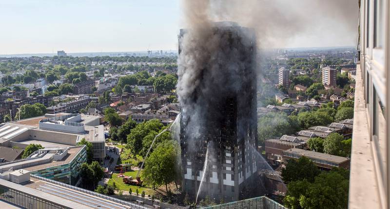 Branneksperter stiller spørsmål ved både konstruksjonen og isolasjonsmaterialer etter den voldsomme brannen i boligblokka i London.